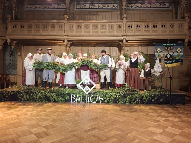 Etnogrāfiskais ansanblis "Rikava" saņem Latvijas Nacionālā kultūras centra pasniegto Tradicionālās  kultūras balvu.